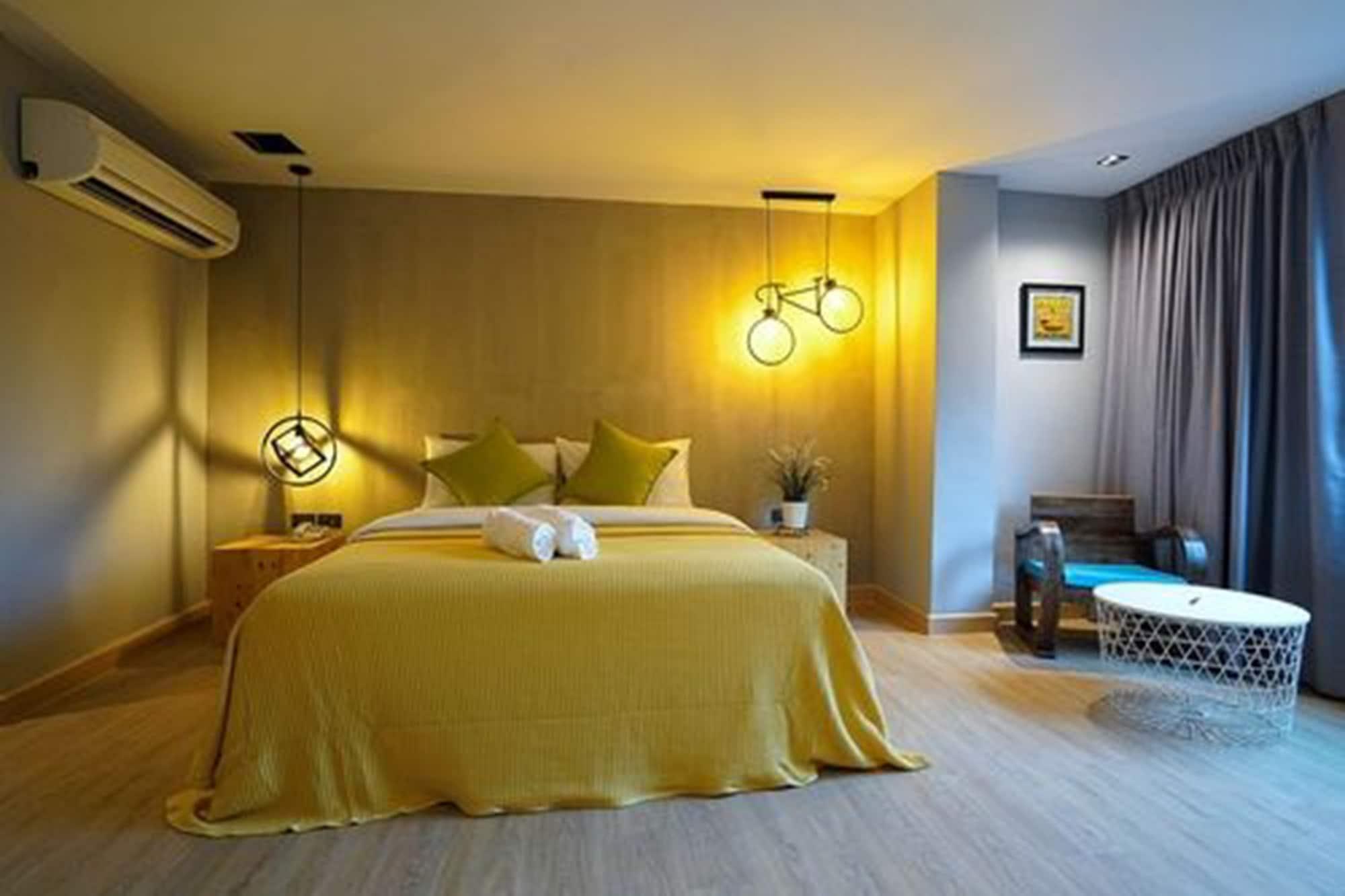 Hap@Sathorn Hotel Banguecoque Exterior foto